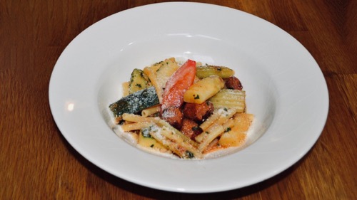 Maccheroni met merguez, asperges en tomatensaus